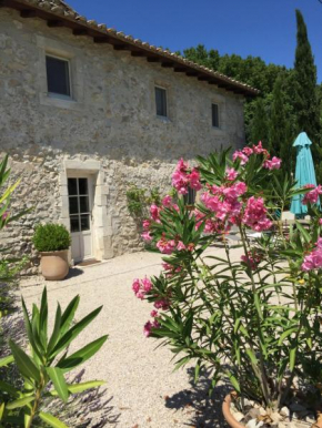  Maison de Charme dans Domaine 17ème  Тараскон